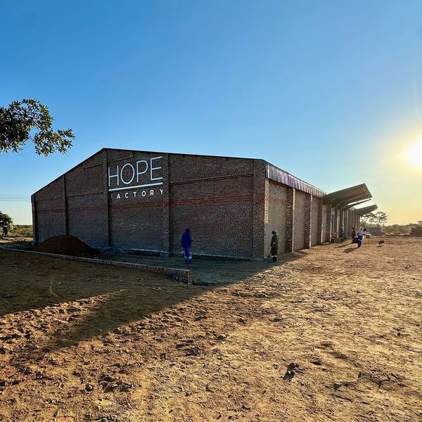 Hope Factory: Joyce Meyer apertura en África una fábrica que alimentará a 50 mil niños