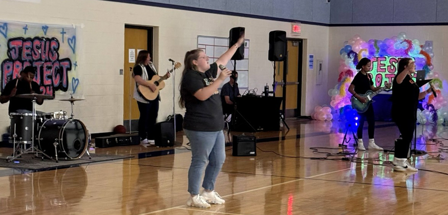 Adolescente de Missouri inicia el proyecto Jesús en una escuela local